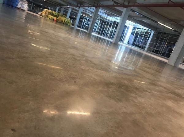 Sử dụng dịch vụ đánh bóng sàn bê tông tại TPHCM